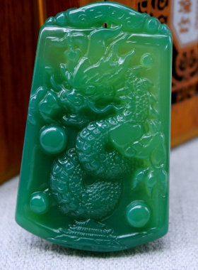 玛瑙玉髓生肖挂件龙行天下吊坠