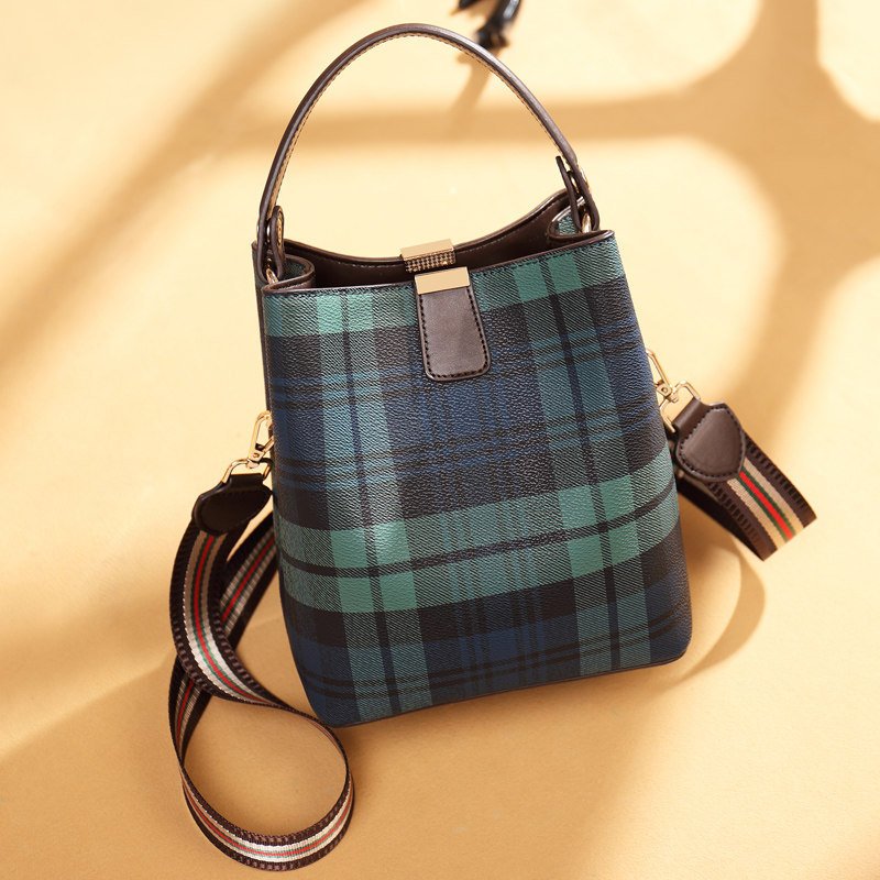 法贝莎2020新款简约宽肩带水桶包 法贝莎女士包袋