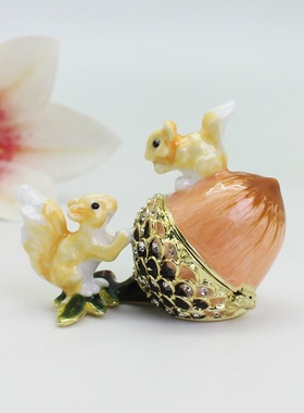 珐琅彩合金橡树果松鼠首饰盒