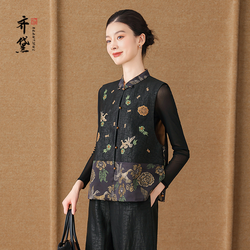 齐黛年轻版香云纱马甲女2025新款重工刺绣新中式无袖背心马夹上衣 - 图3