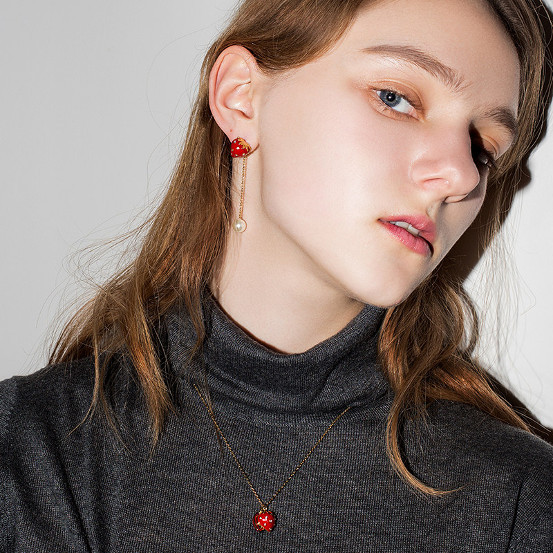 o.yang甜心草莓冷施华洛世奇锁骨链 oyang项链