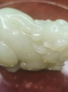 和田玉且末料貔貅重139克长63mm高42mm宽37mm肉油性足品质如图。