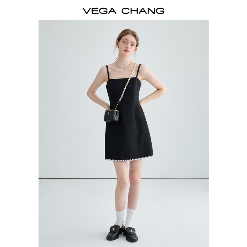 VEGA CHANG黑色显瘦气质吊带裙子女2024春秋新款贝壳绣露肩连衣裙