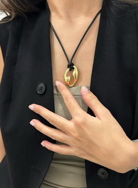 欧美小众设计T字镂空吊坠黑色皮绳项链女轻奢时尚高级感毛衣链