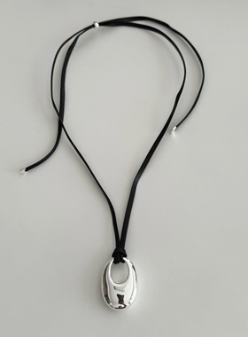 SAMPAN小众设计感银色椭圆吊坠项链女简约百搭皮绳毛衣链复古时髦