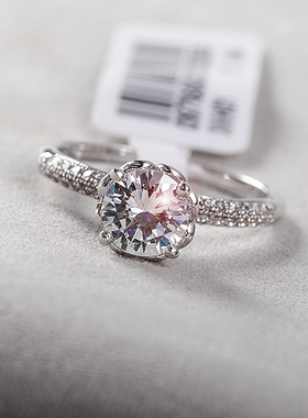 群镶钻人造仿真女排碎送盒戒指