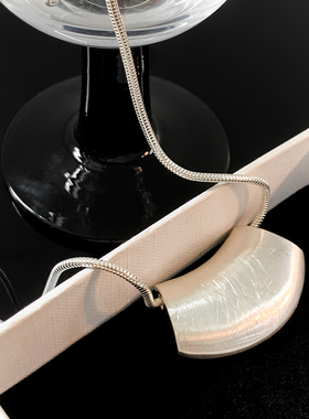 项链白色气质绝美女生