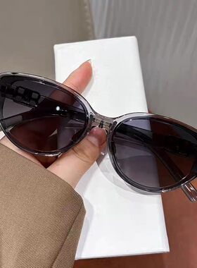 三角镜框修饰脸型女生墨镜出游