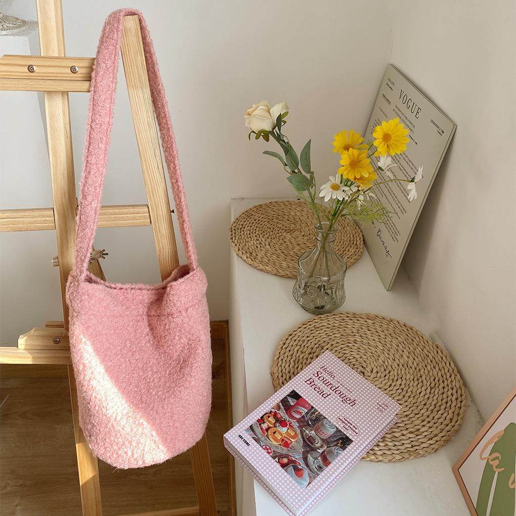 软绒绒单肩斜挎背包，巨巨巨好看冷红色秋冬水桶包可爱包设计感包,淘宝优惠券,粉丝福利购,淘宝优惠卷