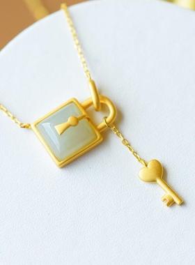 故宫上新玉方形白玉厚金锁吊坠爱心钥匙复古优雅镀金锁骨项链玉坠
