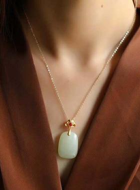 圆润饱满和田玉无事牌吊坠镀金色点缀南红如意扣简约大气项链饰品