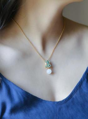女款镀金项链配圆珠白玉玉吊坠