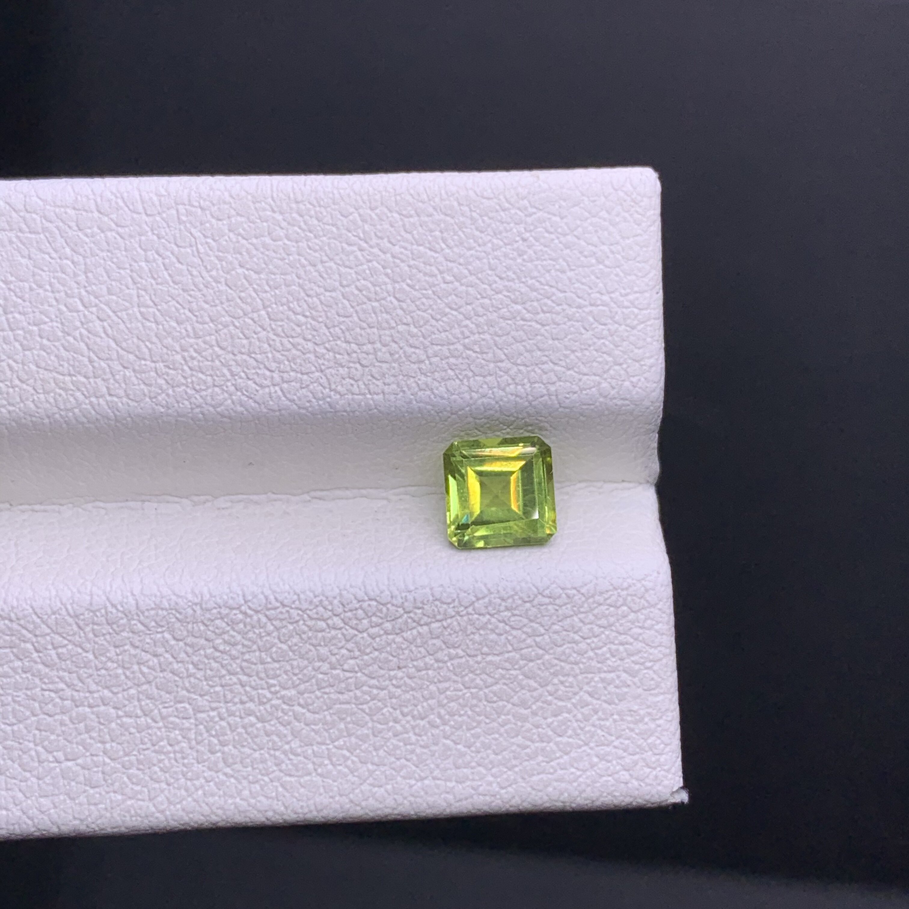 Natural high-quality peridot square loose stone 5x5mm can be inlaid with 18k gold, silver rings, pendants, earrings, etc.