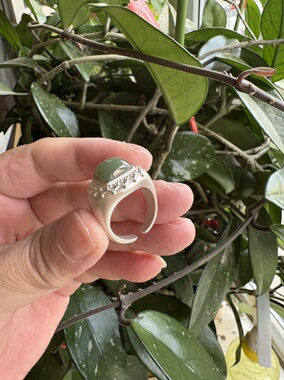 新疆和田玉籽料沙枣青银镶嵌戒指（活口可调大小）