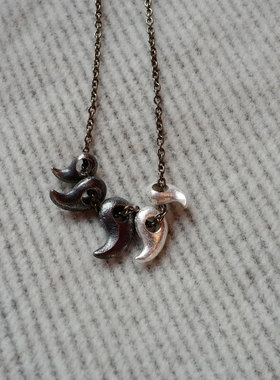 日本做旧实心中号熔岩隔离勾玉