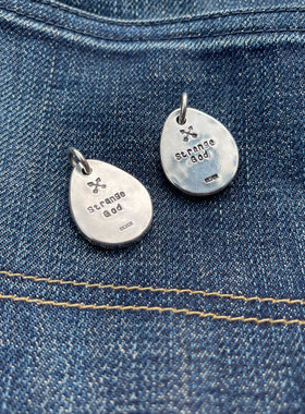 厚实不规则敲边图腾银饼吊坠