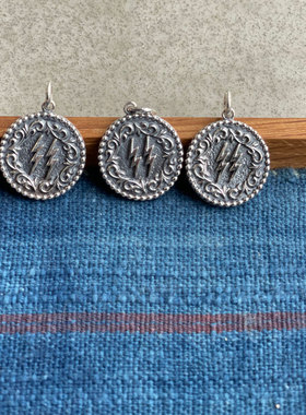 手打全银硫化做旧双闪电唐草吊坠