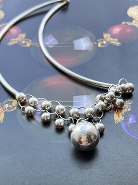 一个独特的925银项圈，很多个小圆球坠成流苏可搭配裙装衬衫