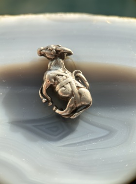 伦敦买回，古董纯银吊坠古神兽吊坠，尺寸2.9*1.8cm重10克