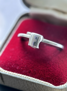 925银镶钻璀璨流星吊坠，4颗宝石错落有致的排列视觉上更具流动感