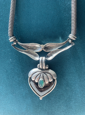 古董项链，神秘黑桃心中点缀着一颗绿色宝石，吊坠可拆卸，重42克