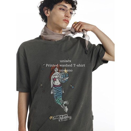 【洗褪磨破】Unvesno(UN)Vintage洗褪怀旧磨破叛逆美人鱼印花T恤 - 图0