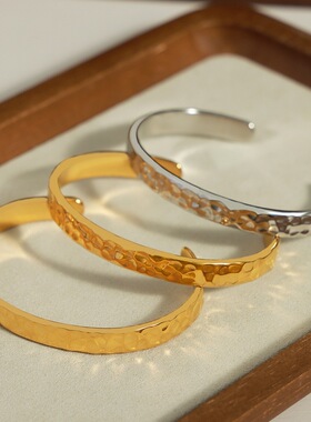 新款简约个性小众设计钛钢镀金不规则凹凸锤面开口手镯女饰品