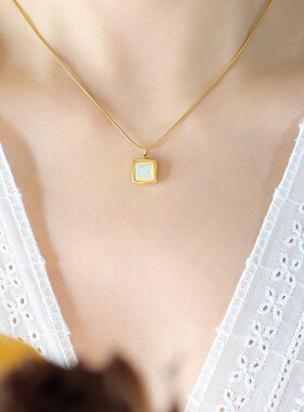 法式ins冷淡风方形白海贝吊坠项链小众设计钛钢镀18K金圆蛇链首饰