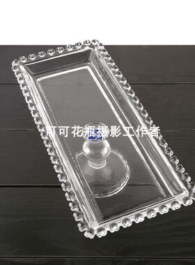 玻璃果盘爱心边摆放蛋糕