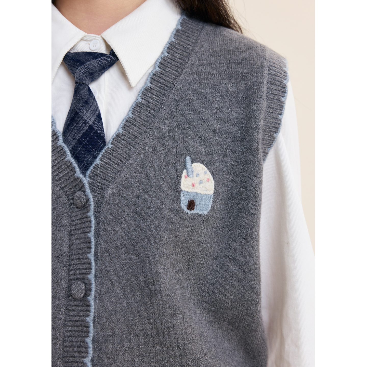 紫涵v领无袖针织马甲女2025年冬季新款撞色花边刺绣叠穿马夹背心 - 图3