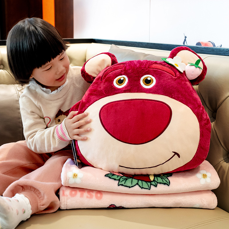 正版迪士尼草莓熊暖手抱枕被子两用毯子二合一办公室午睡汽车靠枕