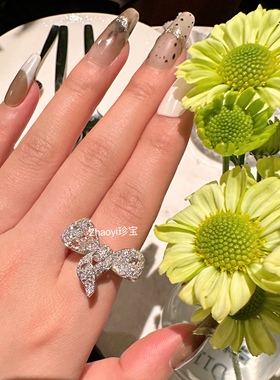 18k金甜美蝴蝶结钻石戒指