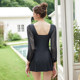 Conservative one-piece hot spring swimsuit that covers the flesh and looks slimming