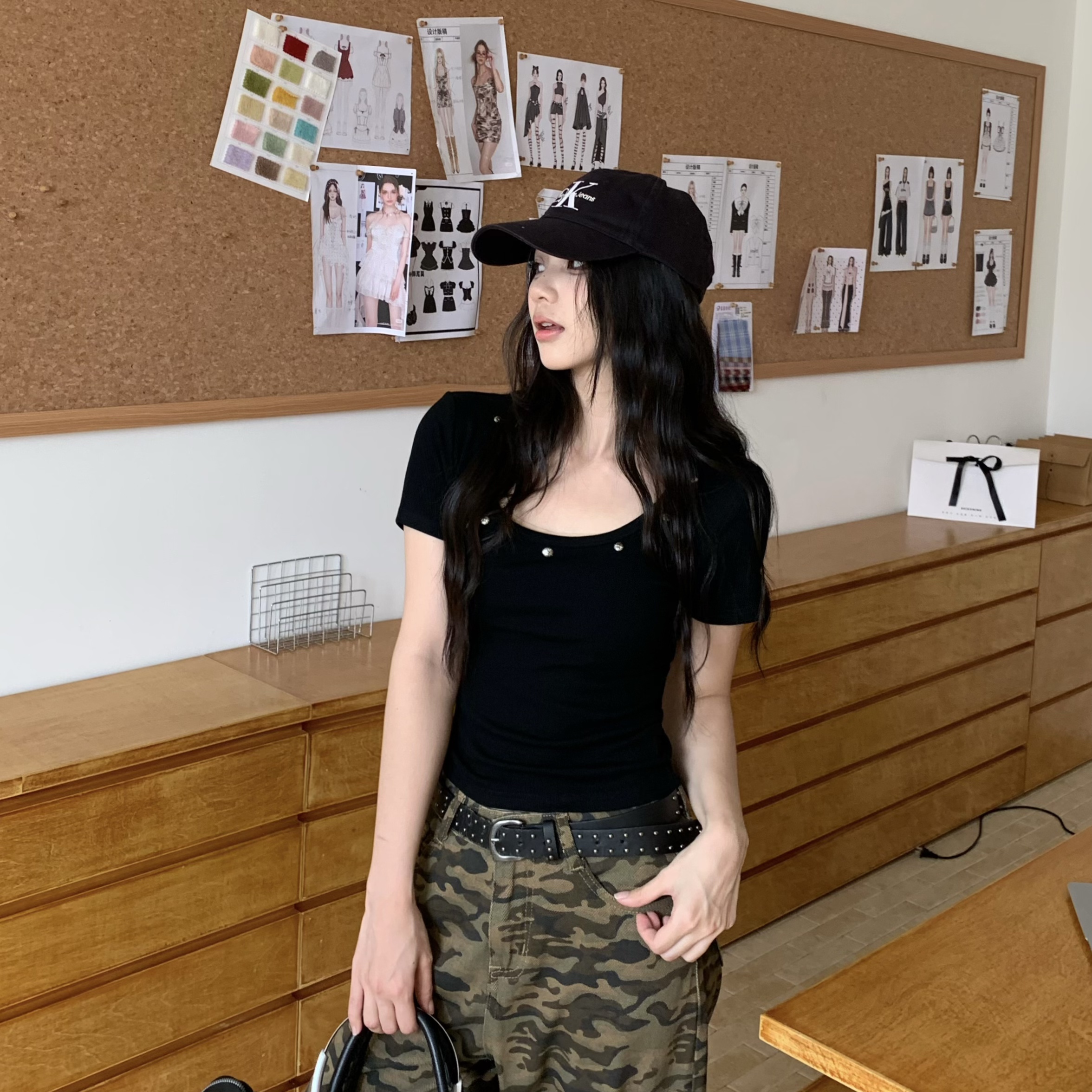 3MER哦哦三妹纯欲辣妹U领铆钉短袖T恤女夏季美式短款修身正肩上衣 - 图2