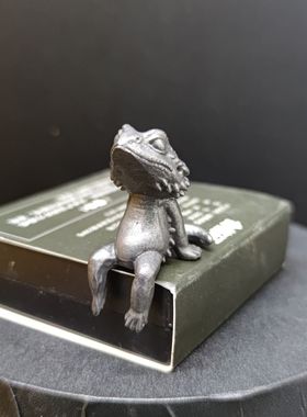 黄铜做旧可爱蜥蜴模型 午后休息的鬃狮蜥蜴仰望星空呆坐公仔摆件