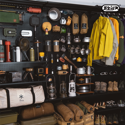 五金少女洞洞板户外装备收纳墙金属骑行露营挂墙板整墙置物展示架 - 图0