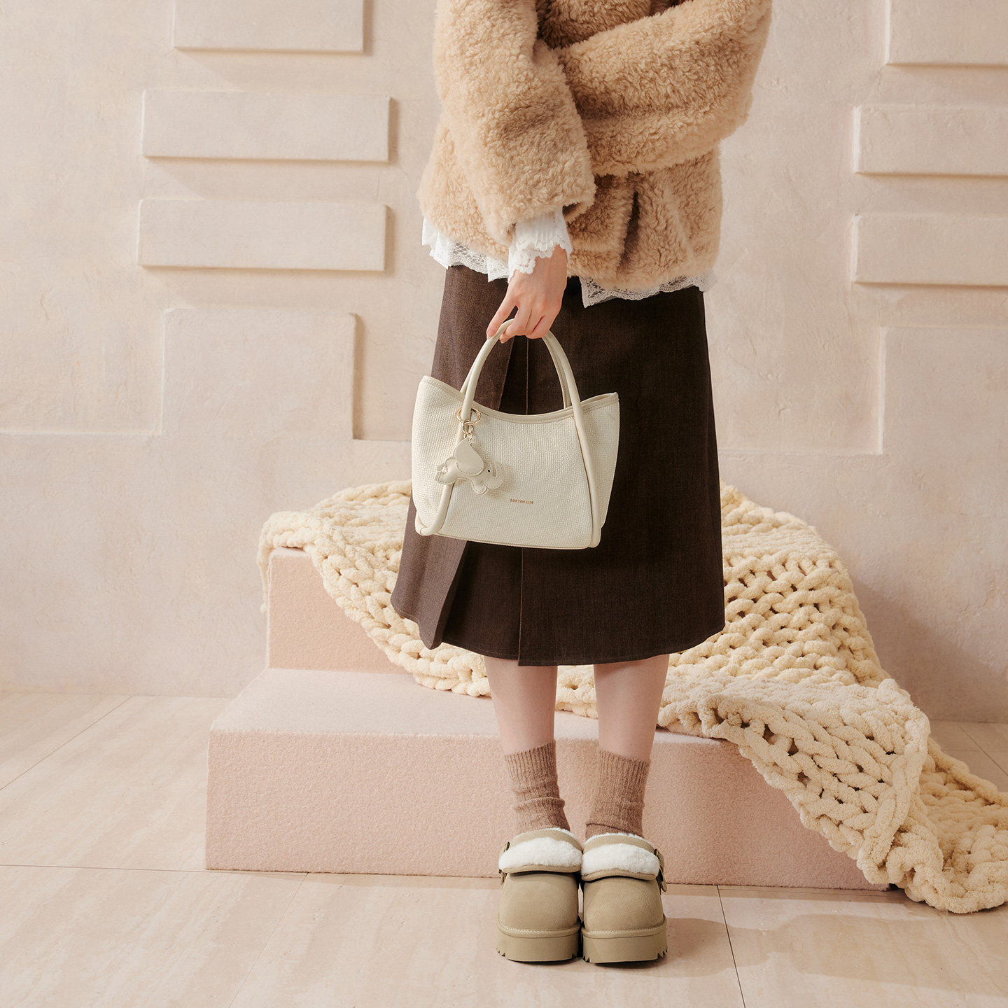 百思图2026春季新款商场同款手提包时尚通勤女单肩斜挎包J8A96AX6,淘宝优惠券,粉丝福利购,淘宝优惠卷