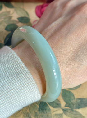 皇家御矿切出来的精品青白玉手镯