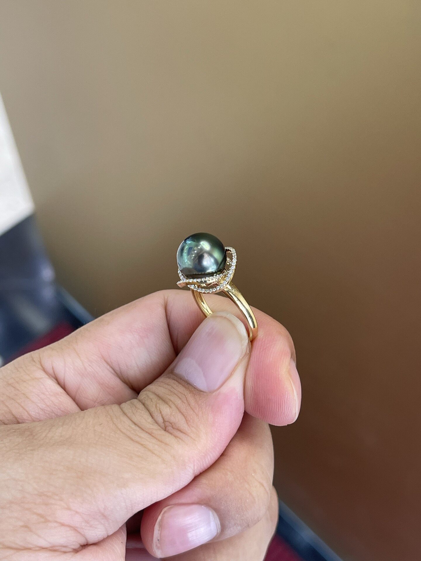 Tahitian malachite green ring with shiny 10.9mm 18k natural diamonds