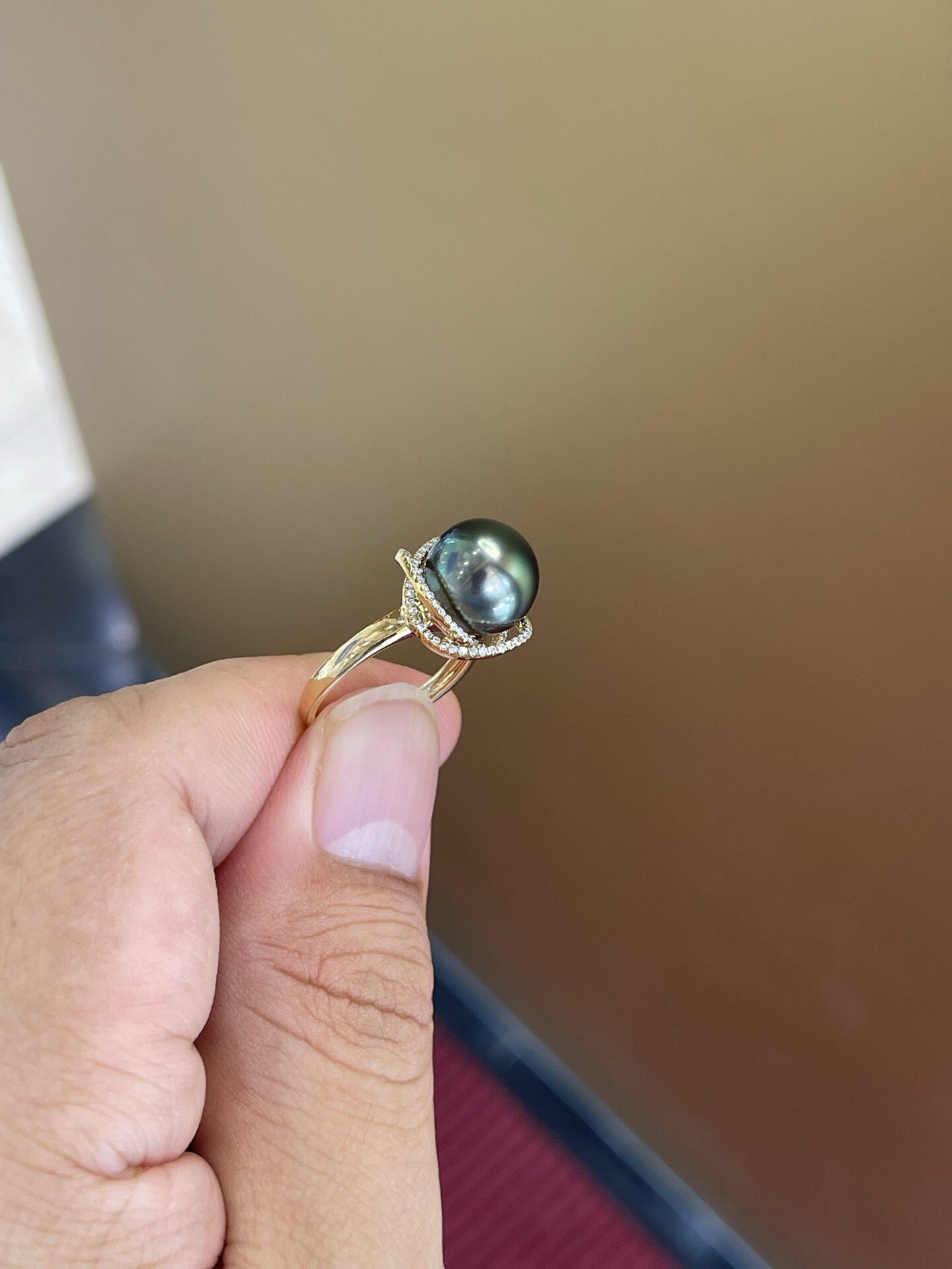 Tahitian malachite green ring with shiny 10.9mm 18k natural diamonds
