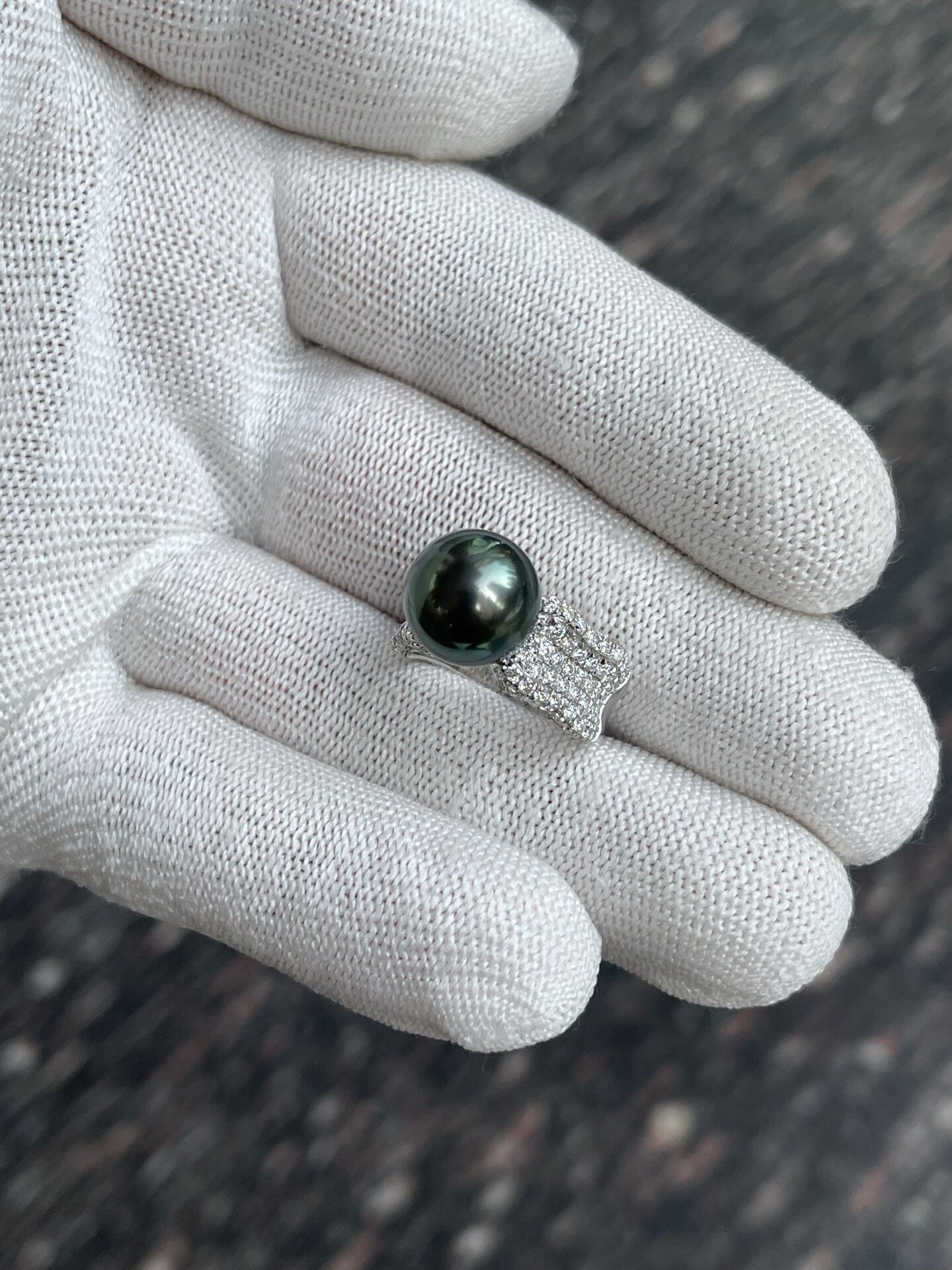 11.59mm Tahitian malachite green ring set with super-heavy S925 cultivated diamonds, shot in natural light