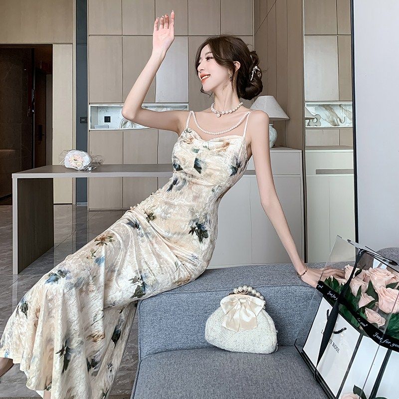 2024年新款聚会年会圣诞礼服裙法式吊带裙女高级感气质丝绒连衣裙