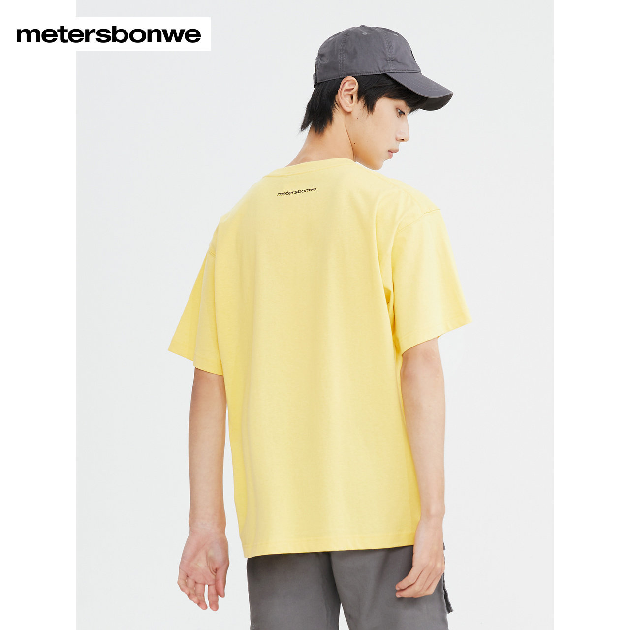  美特斯邦威outlets店T恤