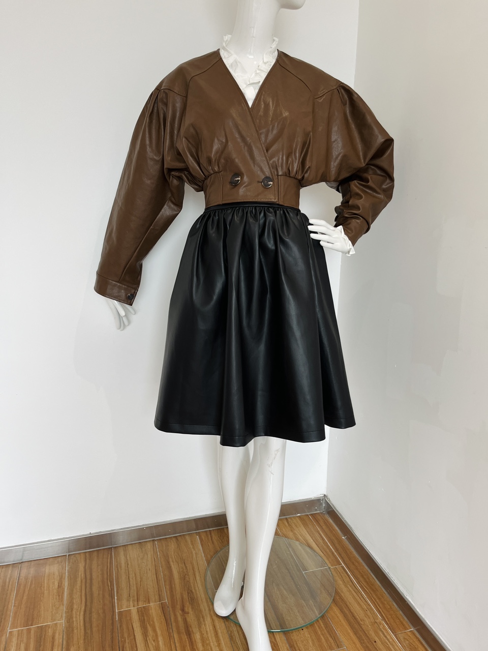 2024春秋新款真皮皮衣女外套短款修身高腰绵羊皮机车小皮夹克v领,淘宝优惠券,粉丝福利购,淘宝优惠卷