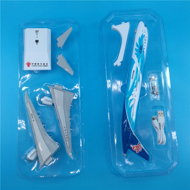 China Southern Airlines 787 detachable landing gear with lights