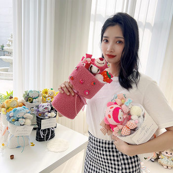 plush doll bouquet ຜະລິດຕະພັນສໍາເລັດຮູບ kt cat Kurome doll rose strawberry bear ຂອງຂວັນວັນເກີດສໍາລັບຫມູ່ທີ່ດີທີ່ສຸດແລະແຟນ