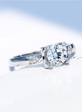 莫桑石经典燕尾牛头钻戒