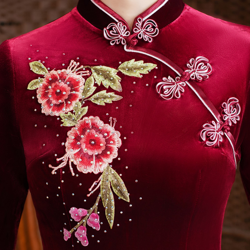 Retro long velvet cheongsam for mother, Chinese style, mid-length, thin weaving Retro long velvet cheongsam for mother, Chinese style, mid-length, thin weaving