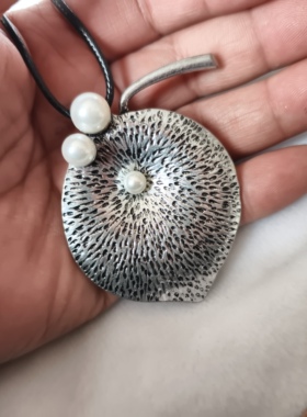 青岛外贸饰品服装配饰潮流时尚百搭胸针坠复古叶子长款项链