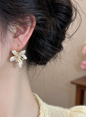 轻奢玉兰花白色花朵S925银针耳环